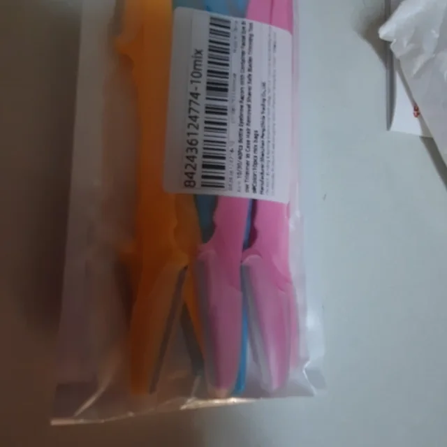 Peachly dermaplane razor photographed by a verified buyer