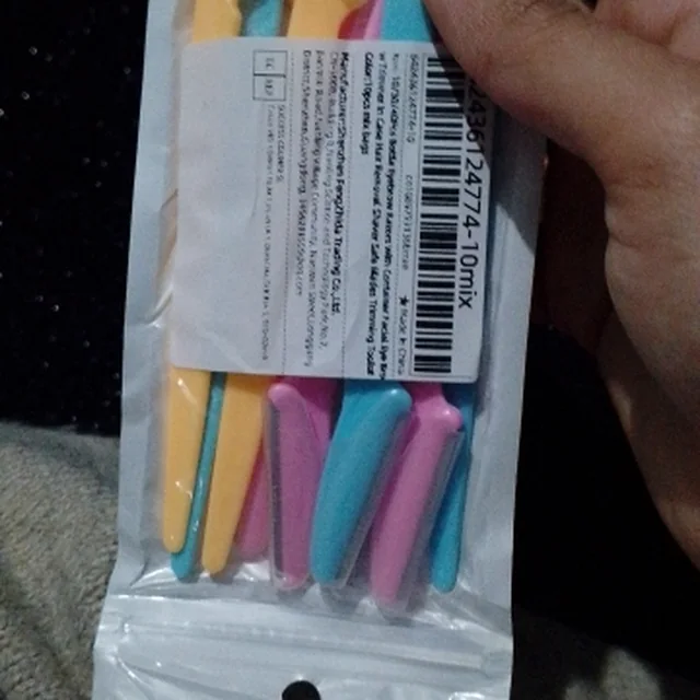 Peachly dermaplane razor photographed by a verified buyer