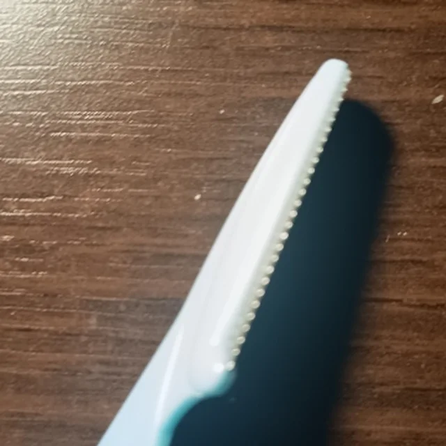 Peachly dermaplane razor photographed by a verified buyer