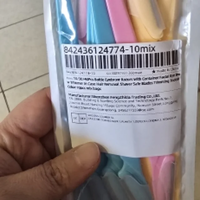 Peachly dermaplane razor photographed by a verified buyer