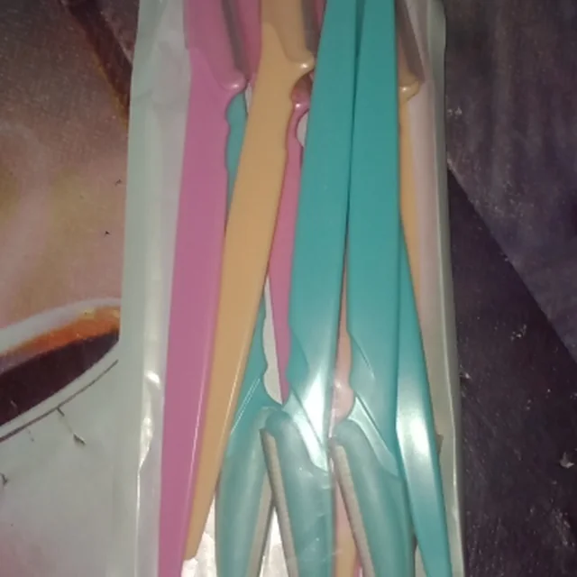 Peachly dermaplane razor photographed by a verified buyer