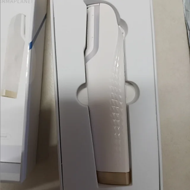 Peachly dermaplane razor photographed by a verified buyer